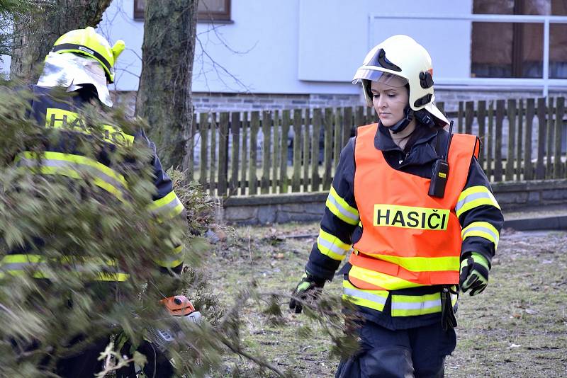 Ze zásahu králodvorských dobrovolných hasičů v souvislosti s vichřicí v Palachově ulici v Hořovicích.