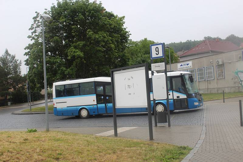 Hořovické autobusové nádraží na náměstí Boženy Němcové.