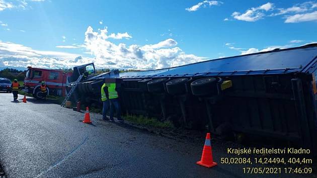 Hasiči museli vyjet v pondělí 17. května odpoledne k nehodě nákladního automobilu, který se převrátil na bok u obce Nučice.