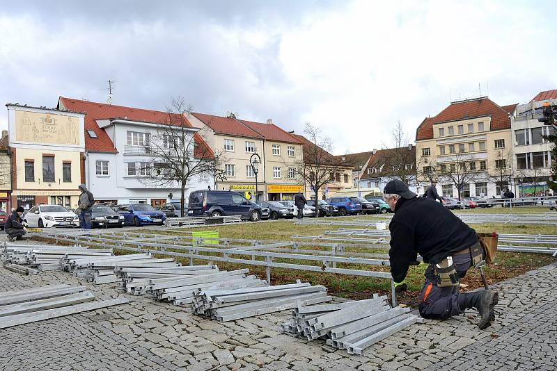 Zdobení stromu a instalace kluziště na Husově náměstí v Berouně.