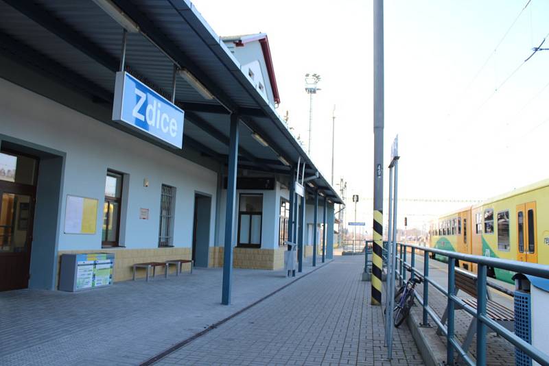 Vlakové nádraží ve Zdicích se pyšní zmodernizovanou výpravní budovou.