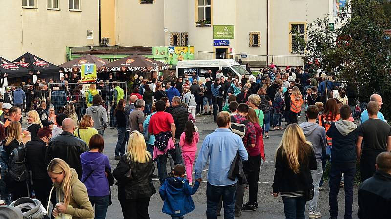 Koncert kapel Wohnout a Moped pro postiženou Editku. 