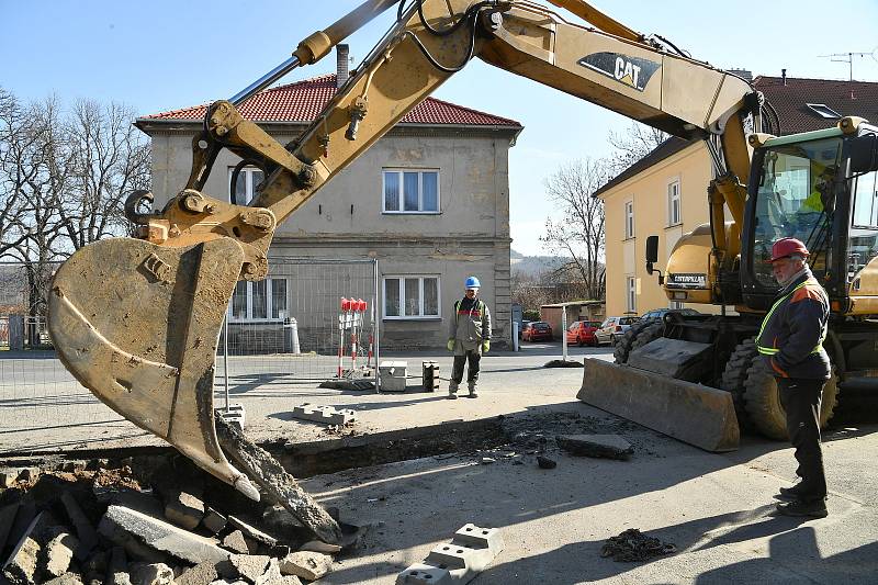 Z rekonstrukce Plzeňské ulice v Králově Dvoře a Berouně.