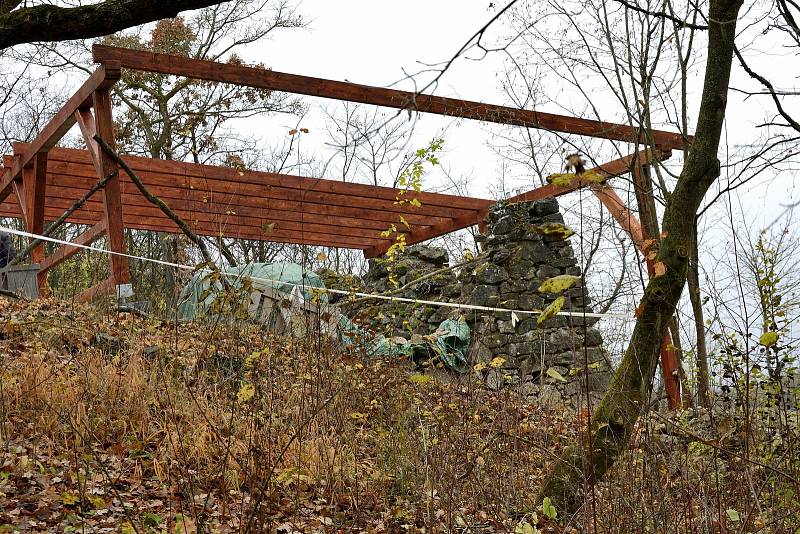 Stavba ochranné stříšky nad historickou koněpruskou vápenicí.