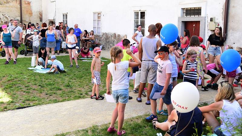 Z dětského dne se skřítky v zámeckém areálu v Králově Dvoře.