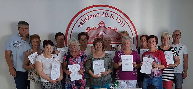 Studentky obdržely na znamení úspěšného zakončení prvního semestru pamětní listy.