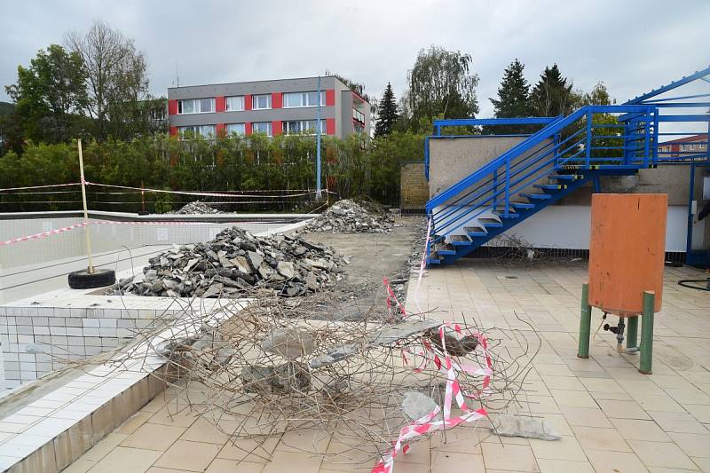 Z rekonstrukce venkovního bazénu na Velkém sídlišti v Berouně.