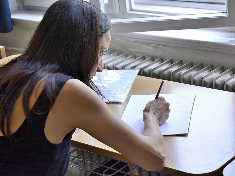 Maturitní zkoušky studentek dálkového studia školní a předškolní pedagogiky v Berouně.