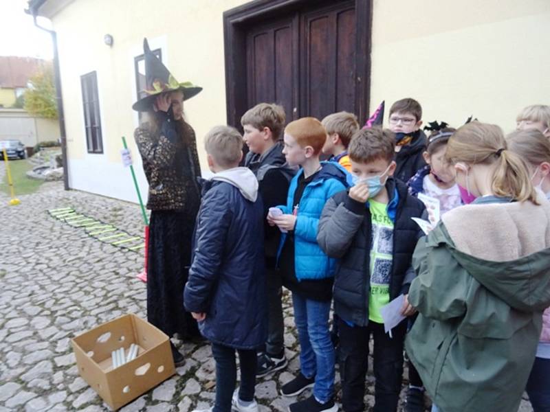 Děti z berounské družiny v Závodí si užili oslavu Halloweenu v Muzeu Českého krasu.