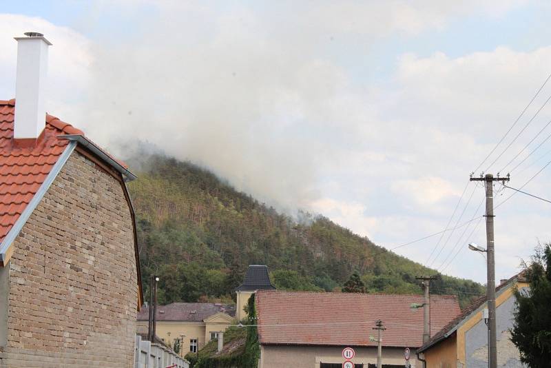 K požáru lesa u obce Chodouň o rozloze zhruba až pět hektarů museli hasiči přivolat vojenský vrtulník.