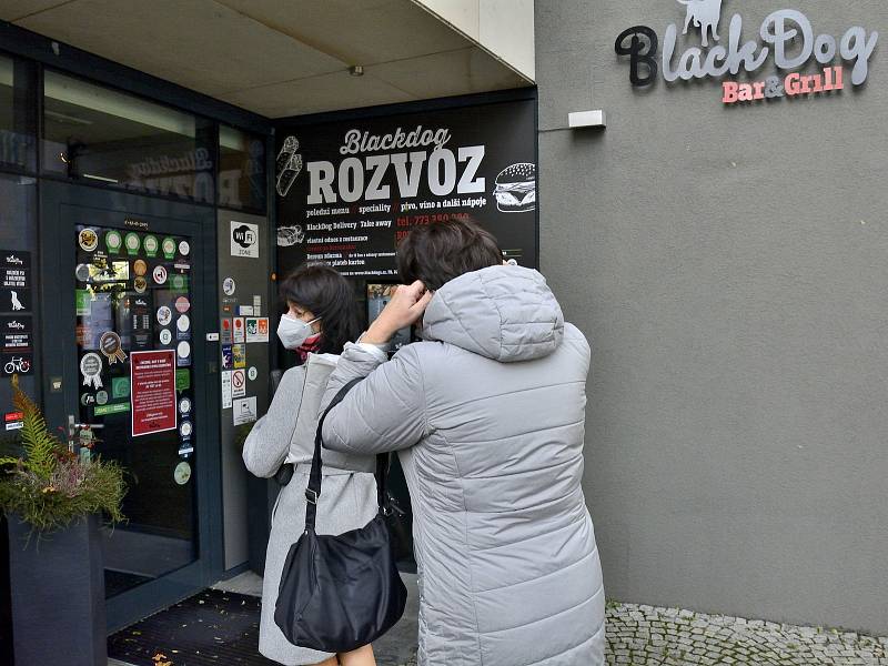 Z hygienické kontroly dodržování koronavirových nařízení v restauraci Black Dog v České ulici v Berouně.
