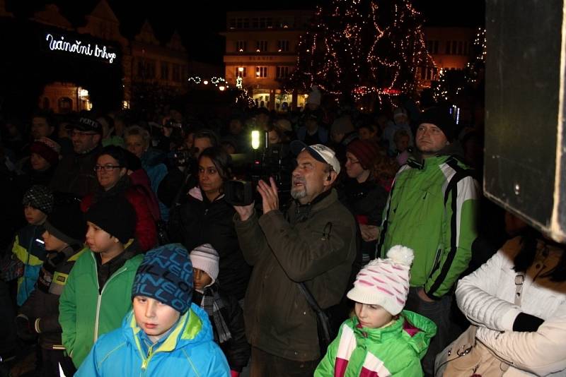 Berounským náměstím se rozléhal zpěv vánočních koled.