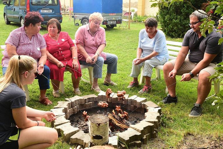 Velice oblíbenou tradicí se nejen pro obyvatele králodvorského domova s pečovatelskou službou, ale i členy králodvorského klubu seniorů stalo pečení buřtů na místní zahradě.