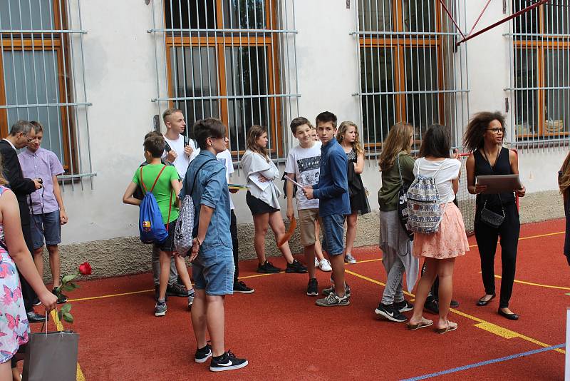 Školáci z Jungmannovy základní školy v Berouně se rozloučily se školním rokem. Právě jim začínají dvouměsíční letní prázdniny.