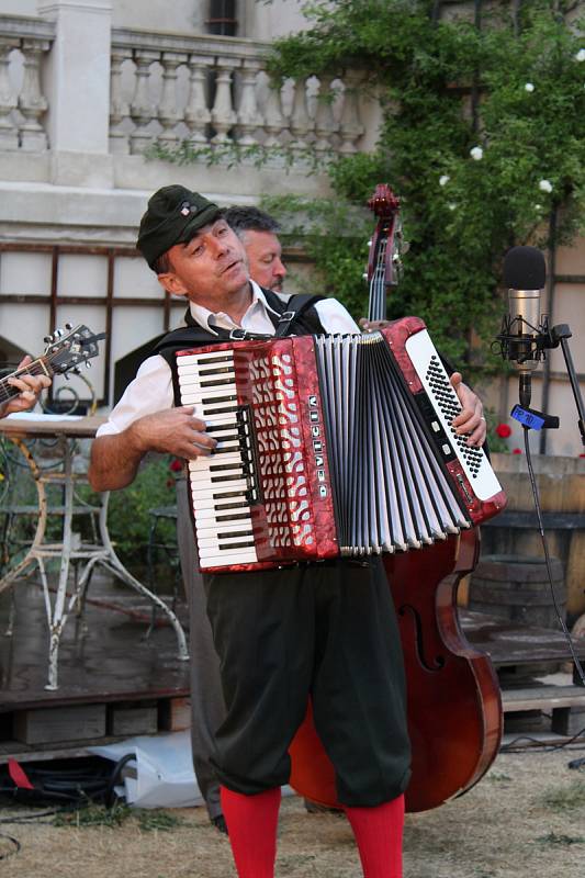 V zahradě zámku v Mníšku pod Brdy se v podání zadnotřebaňských ochotníků uskutečnila další derniéra muzikálu Postřižiny.