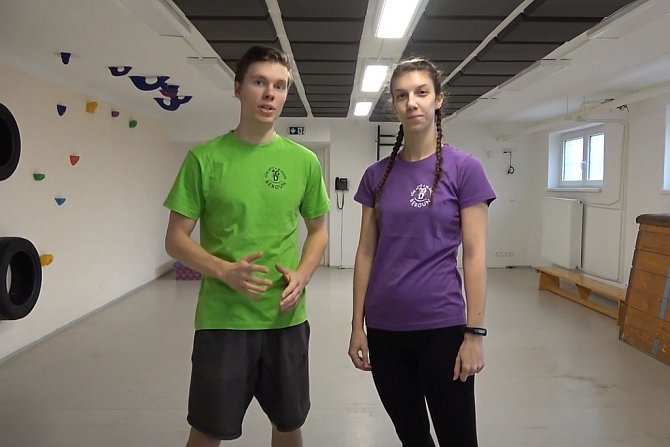 Online cvičení s Naty a Oskarem v tělocvičně Domu dětí a mládeže v Berouně.