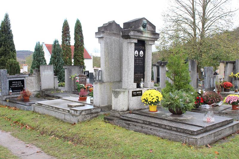 Někteří lidé nečekají na svátek Dušiček a za svými blízkými se vydávají na hřbitov už pár dnů předem. Zapálené svíčky už hoří také na hřbitově v Hýskově.