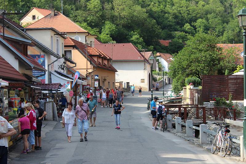 Na Tetín dorazil v sobotu 2. června průvod vévody Štěpána, další den pokračoval na Karlštejn v rámci královského průvodu.