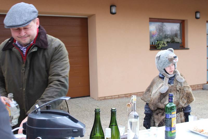 Tradiční masopust v obci Halouny byl opět ve znamení dobrého jídla, pití,  hudby  a bujarého veselý