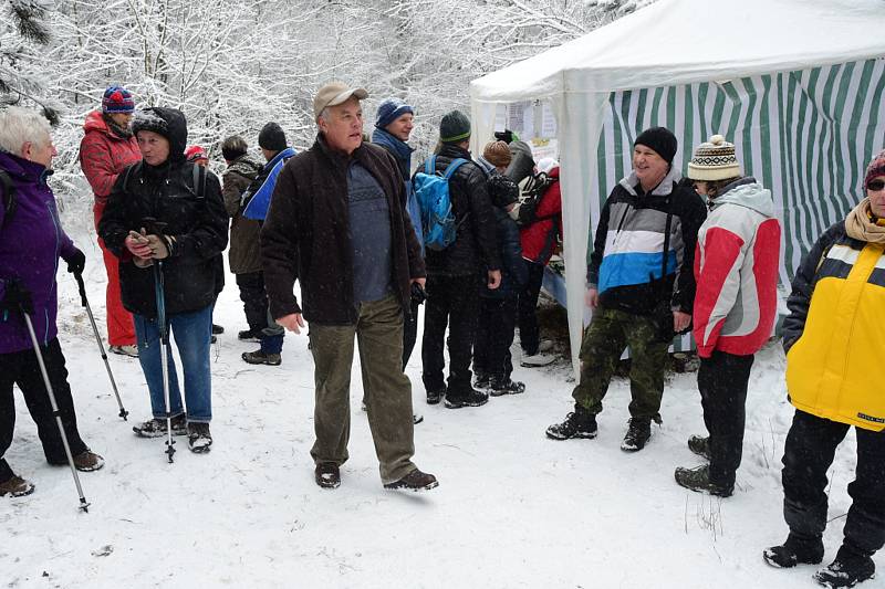 Mrazivé počasí neodradilo stovky lidí od tradičního loučení ze zimou na Koukolově hoře v Králově Dvoře.