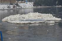 Uvolněné ledové kry pluly po Berounce