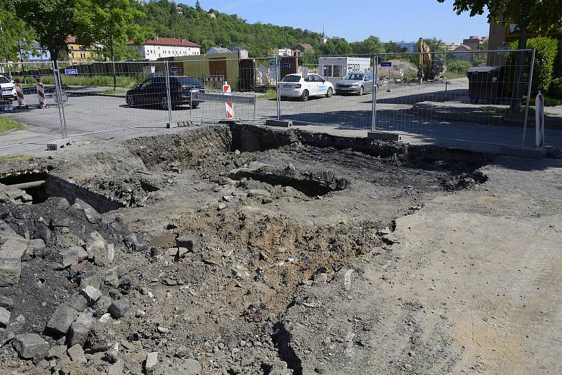 Konstrukce mostku přes původní vodní náhon, který byl v roce 1986 zasypán