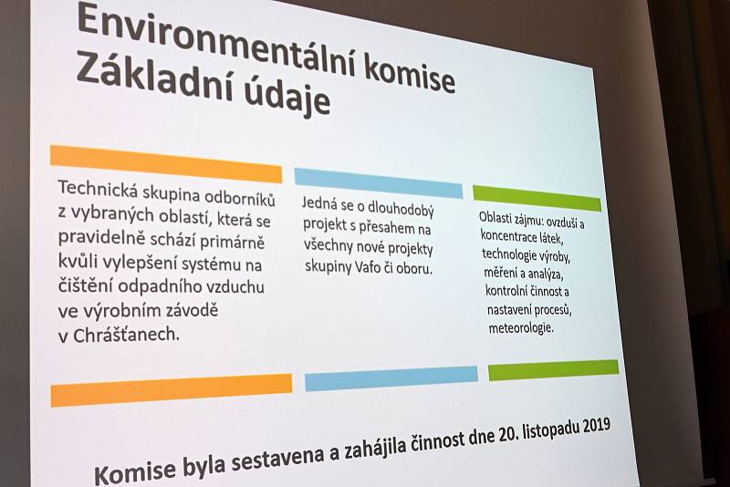 S doporučeními expertů z takzvané environmentální komise, jež by měla pomoci omezit okolí obtěžující zápach z výrobny granulí pro zvířata v Chrášťanech, seznámili novináře zástupci firmy Vafo Praha a Vysoké školy chemicko-technologické v Praze.