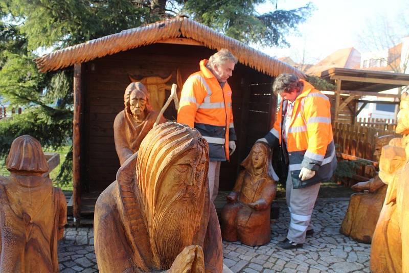 Na výstavbu dřevěného betléma na Husově náměstí v Berouně osobně dohlížel jeho tvůrce řezbář Jan Viktora z Hýskova.