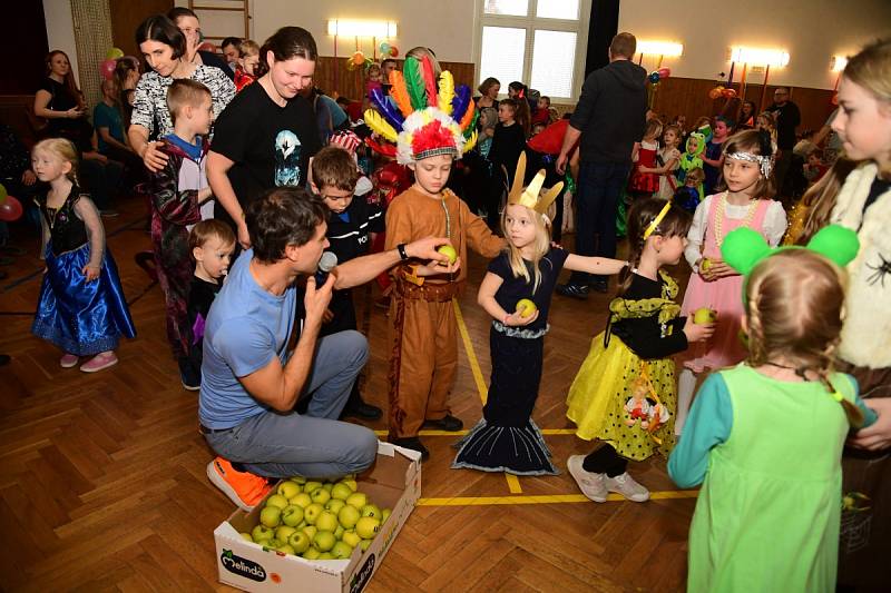 Z dětského maškarního bálu ve velkém sále Dělnického domu v Chyňavě.