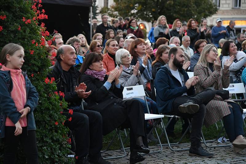 Z koncertu Karlovarského symfonického orchestru na berounském Husově náměstí.