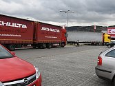 Kamiony parkující navzdory zákazům vjezdu pro nákladní automobily na parkovišti v nákupní zóně v Berouně (18. 11.) a autobus na parkovišti pro osobní auta před hypermarketem na pražském Zličíně (17. 11.).