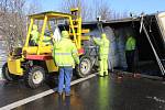 Dopravní nehoda kamionu na 27. kilometru dálnice D5 ve směru na Plzeň u Zdic.