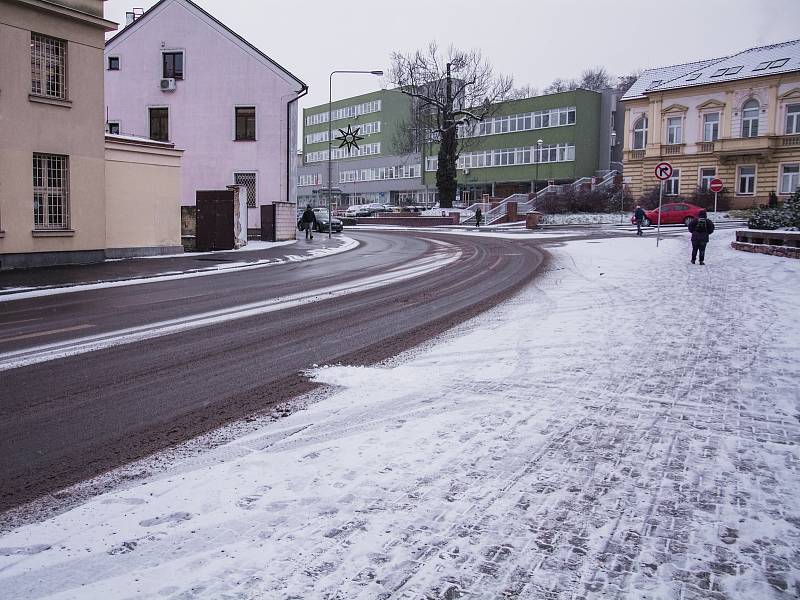 Zasněžené ulice v Berouně v pondělí 12. prosince 2022.