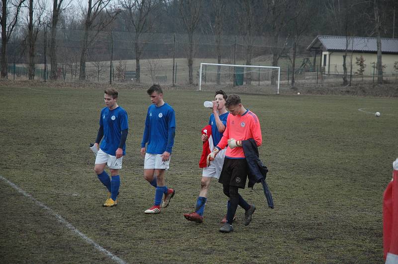 Jaro otevřeli starší dorostenci Hořovicka (v modrém) výhrou.