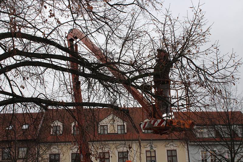 Husovo náměstí už zdobí dřevěný betlém.