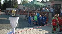 Přes 660 diváků sledovalo odvetný zápas finále poháru, ve kterém se radoval z poháru pro prvního Komárov (v modrém).