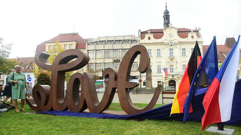 Slavnostní odhalení Skulptury LOVE HATE v Berouně.