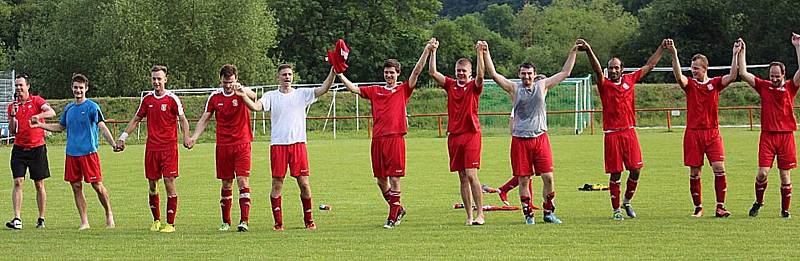 Karlštejnští fotbalisté se o úspěšnou sezonu v okresním přeboru podělili s fanoušky.