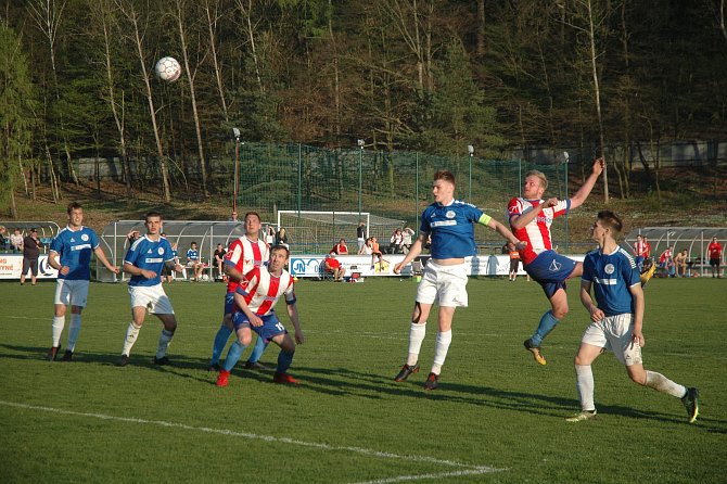 Derby před 350 diváky získali pro sebe domácí hráči Hořovicka (v modrém).