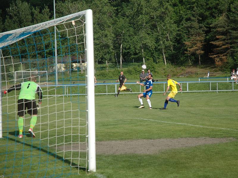 Domácí modrobílí v duelu o záchranu zabrali.