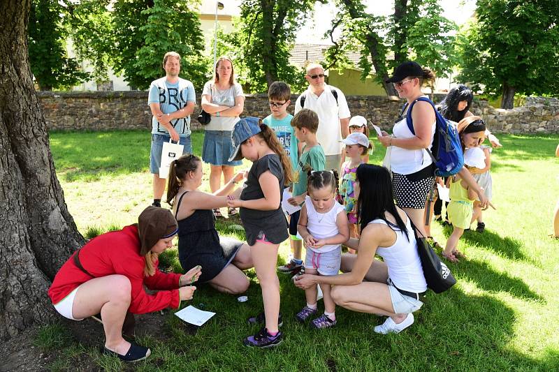 Z dětského dne se skřítky v zámeckém areálu v Králově Dvoře.