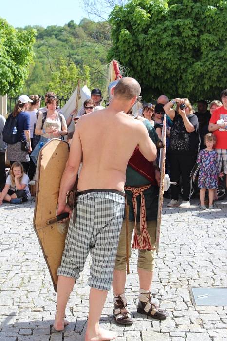 Na zámku v Nižboru zahájili novou sezonu oslavou keltského svátku Beltaine. Zajímavý program plný zábavy přilákal davy lidí.