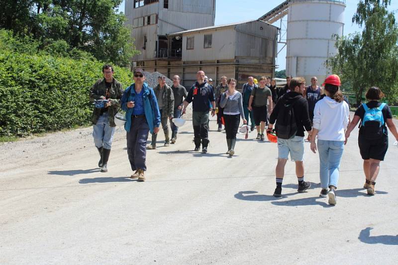 Exkurze do štol Velké a Malé Ameriky a Mexika je zajímavá, průvodce seznamuje účastníky i s minulostí oblasti.