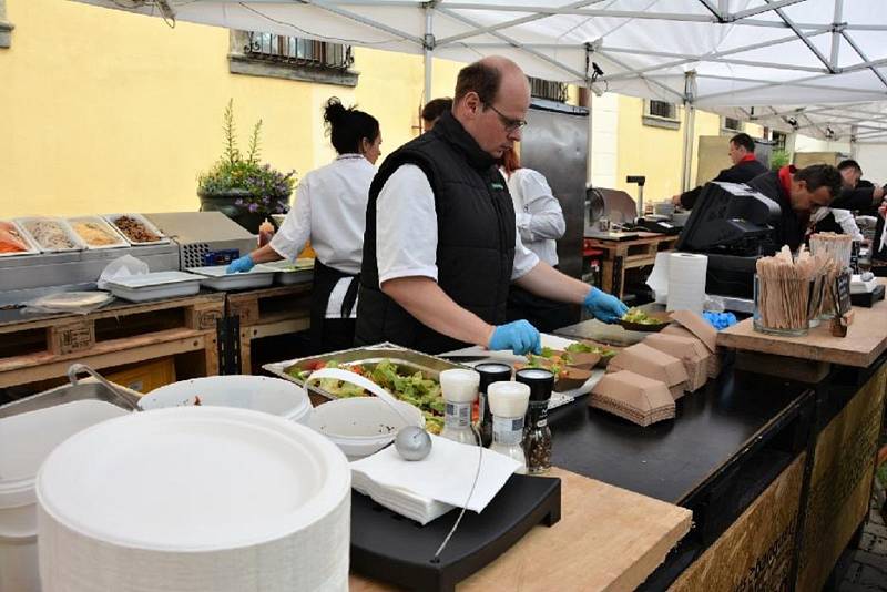 Oblíbený Letní festival plný kulinářských specialit  a doplněný příjemnou hudbou se opět po roce uskutečnil v zahradě Kladenského zámku. Pochoutky i mediální hvězdy přilákali do areálu na setkání opět mnoho návštěvníků z Kladna i okolí.