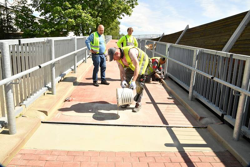 Králodvorská nová lávka přes dálnici D5 s finální úpravou.