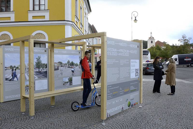 Vernisáž ze zahájení výstavy. Pavilon na Husově náměstí představuje vizi Skrze město, která by pomohla městské prostory vrátit více obyvatelům