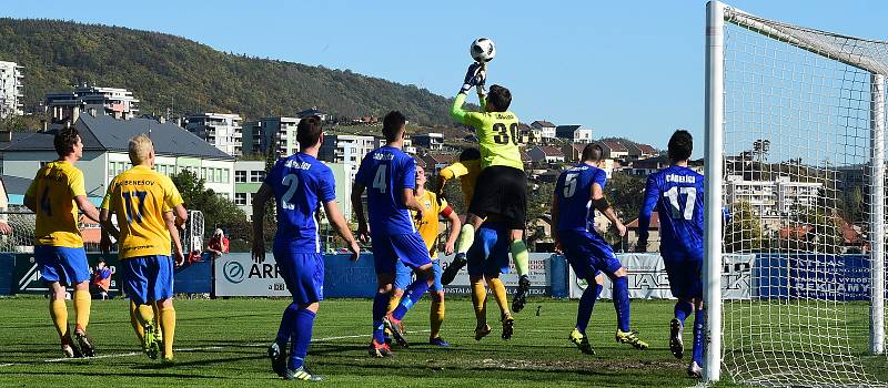 Fotbalisté Králova Dvora (v modrém) vyhráli středočeské derby.