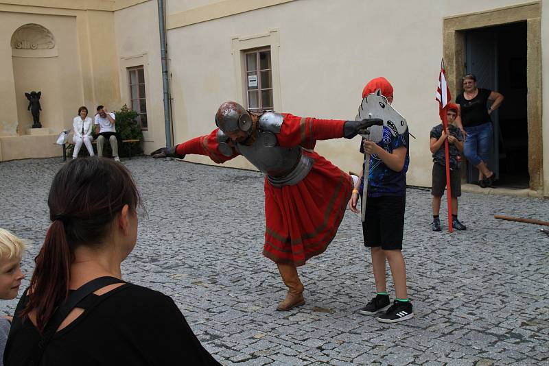 Ze šermířského setkání na zámku Nižbor.