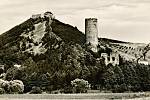 Hrad Točník a zřícenina hradu Žebrák patří k sobě. Foto pochází z počátku 20. století.