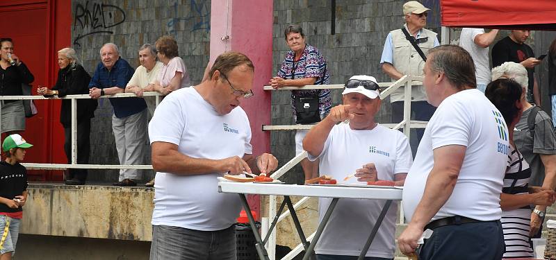 Odpoledne u Hvězdy s dechovou a cimbálovou muzikou, Beroun.